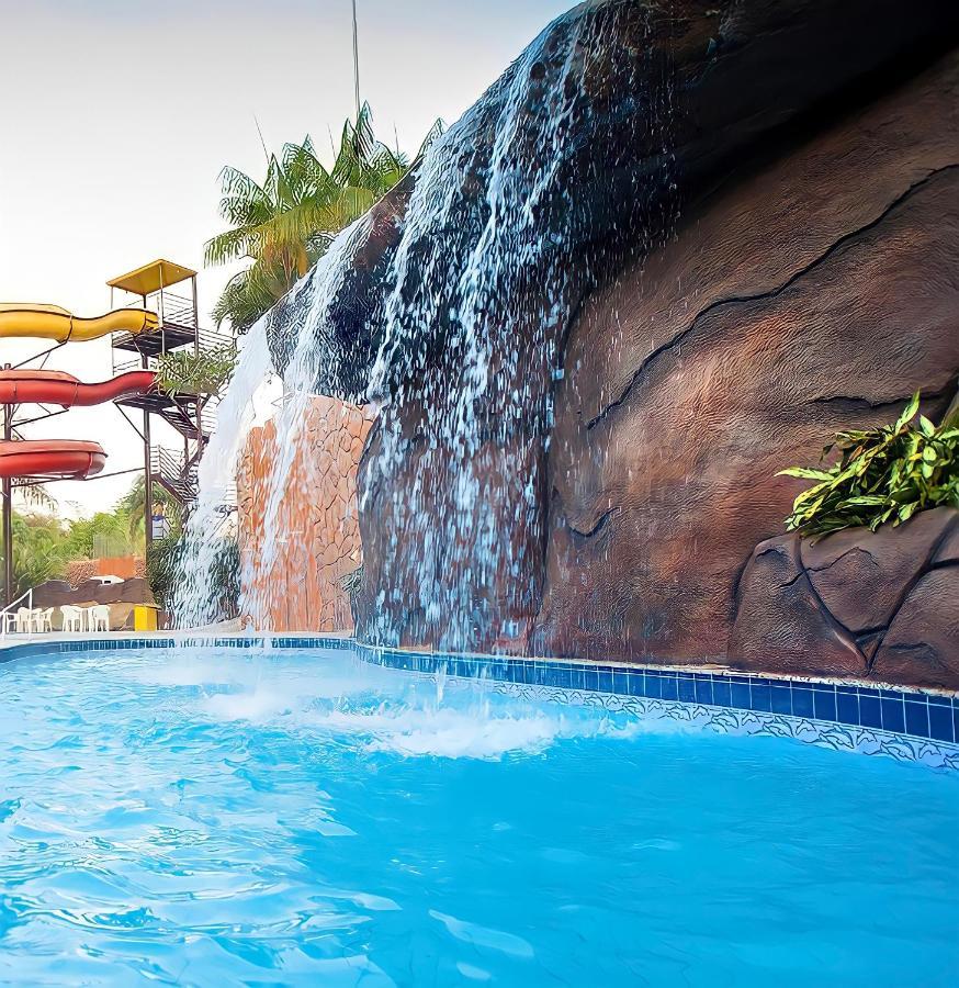 ÁGUAS TERMAIS NATURAIS PISCINAS QUENTES 24 HORAS GRÁTIS Acesso aos Parques  Aquáticos do Golden Dolphin Grand Hotel do Supreme e do Express Ideal para  Família e Casais Resorts em Caldas Novas, Caldas